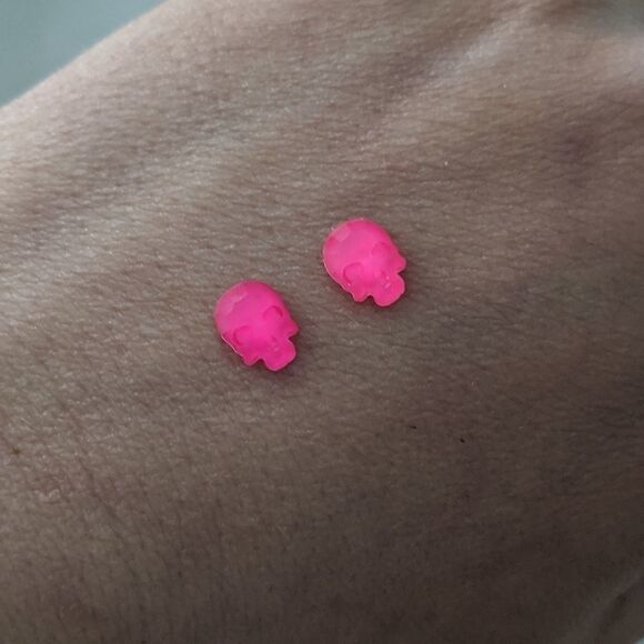 Studlycreations - mini neon pink skull earrings - Picture 3 of 4